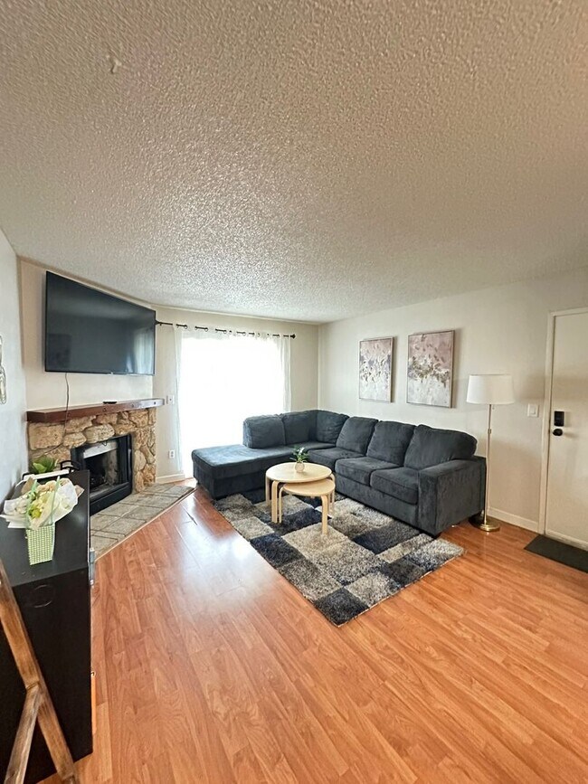 Photo - Bright & Updated 2Bd/1Ba Condo in Aurora