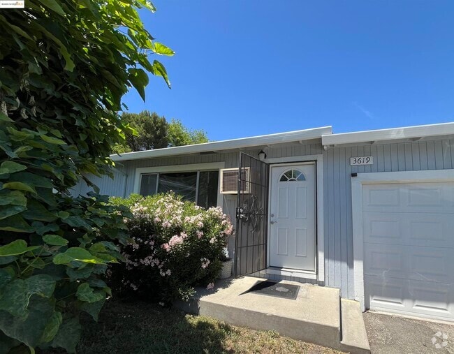 Building Photo - 3619 De Ovan Ave Rental