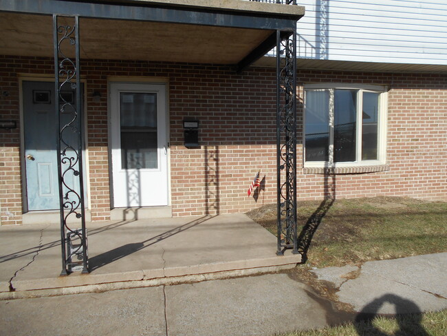 1 Bedroom Front Door - 718 E 18th St Apartments