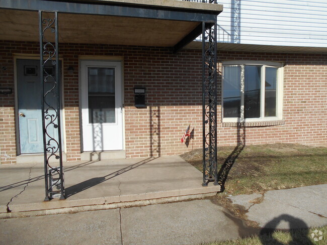 1 Bedroom Front Door - 718 E 18th St Rental