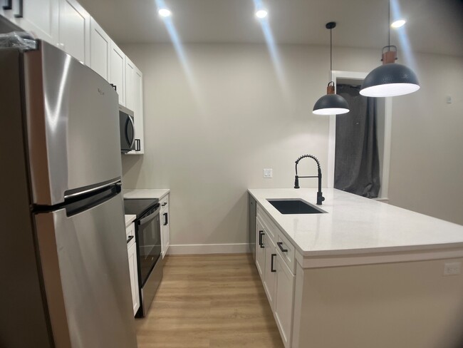 Photo - 121 W Sharpnack St