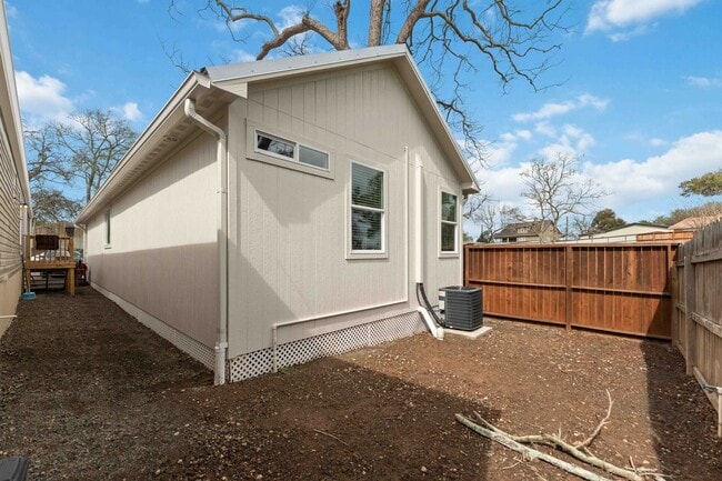 Photo - 1121 Edgewood Dr