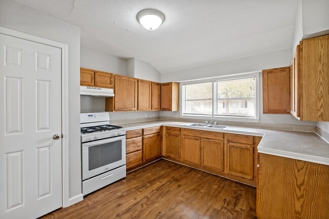 Photo - 2253 Collier St