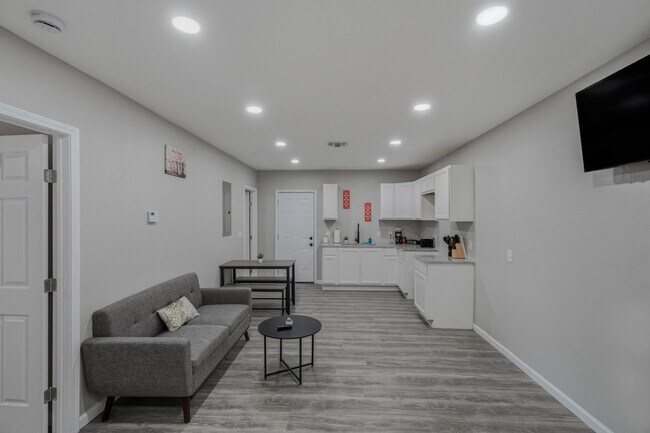 2306 E Houston St Unidad SI ID1335131P