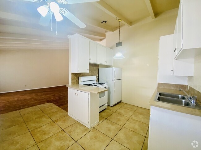 Building Photo - Spacious 2 Bedroom with Hard Flooring, Vau... Rental