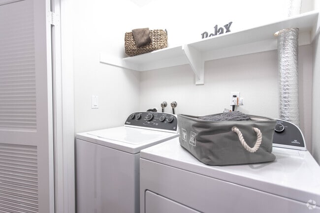 2BR, 2BA-1313 SF