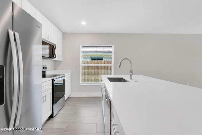Photo - 889 Dunbar St