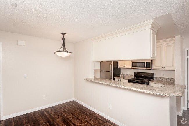 2BR,2BA - 950 SF