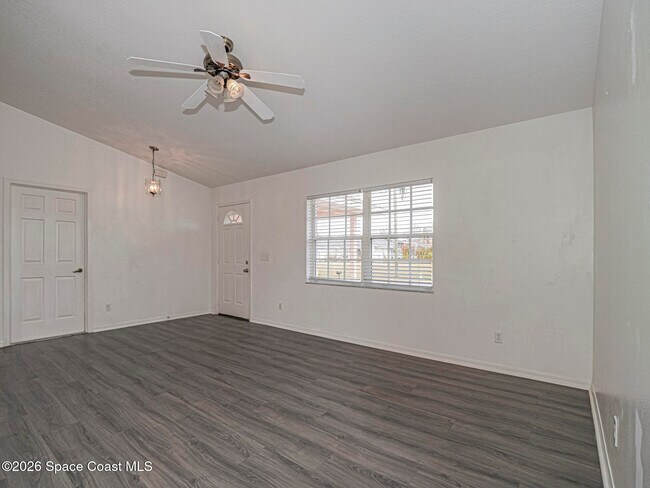 Photo - 483 Melrose Ln