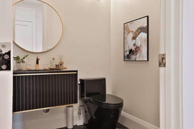 Photo - 99 Avenue Rd