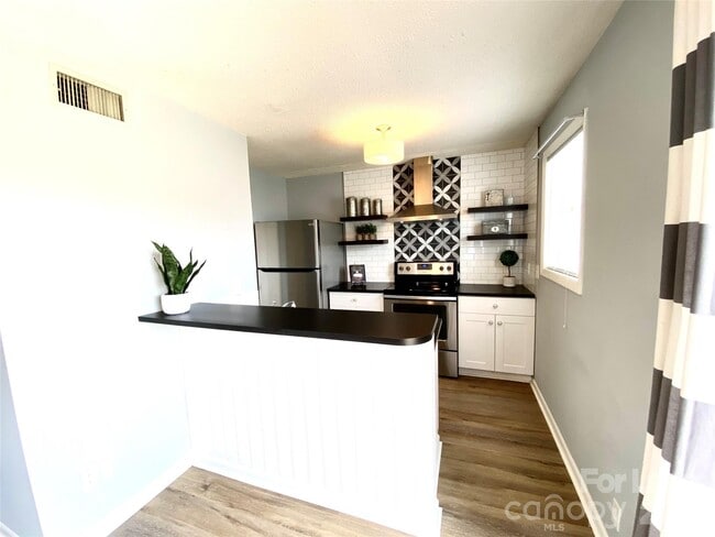 Photo - 1931 Lancer Ct