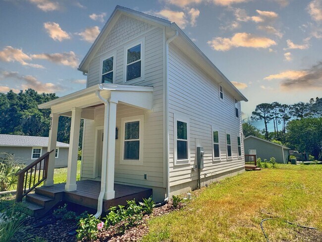 Photo - 932 Alexander St