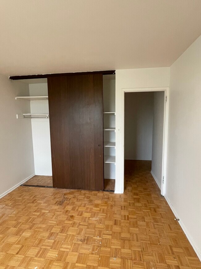 Photo - 215 College Av W