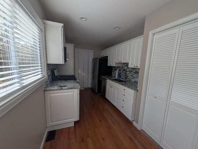 Photo - 27357 Dartmouth St