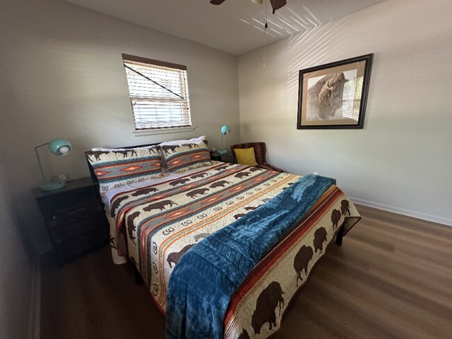 Photo - 828 W 51st St