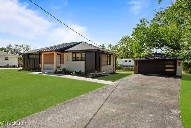 Photo - 137 W Chicago Ave