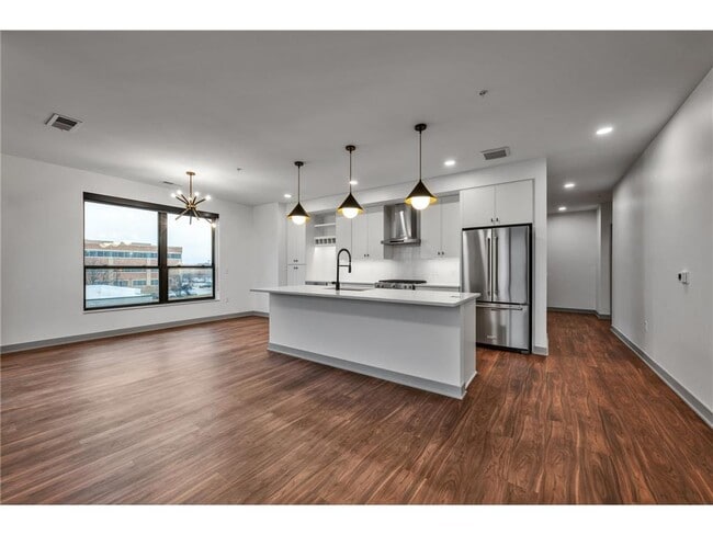 Building Photo - 640 Wisconsin Ave N Unit 357