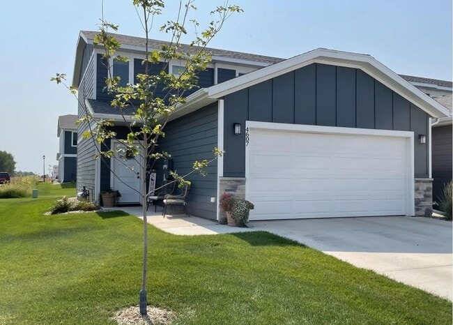 Building Photo - Leubecher Townhome