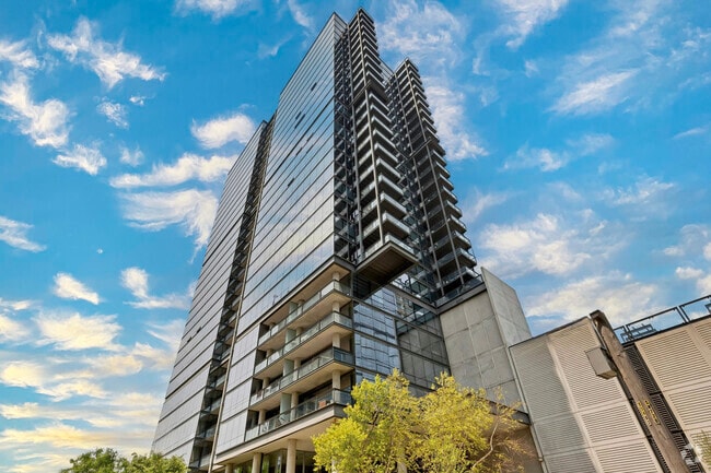Building Photo - 860 W Blackhawk St Rental