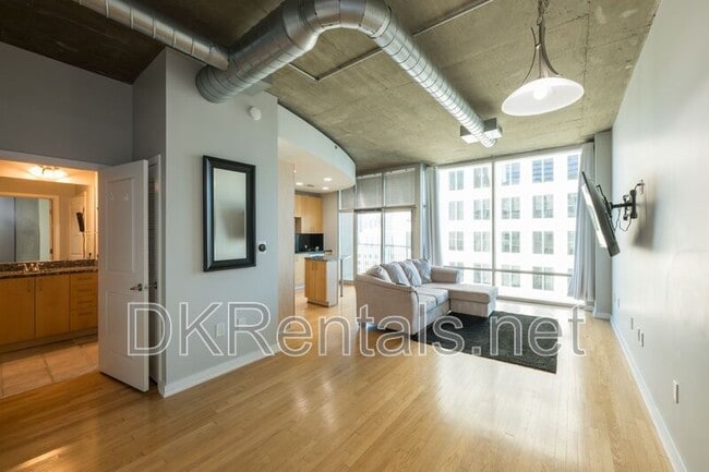 Photo - 943 Peachtree St NE