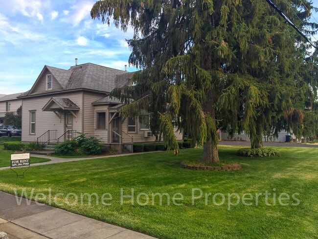 Building Photo - Comfortable 2 Bedroom Home With Shade Trees Unit 406 6th