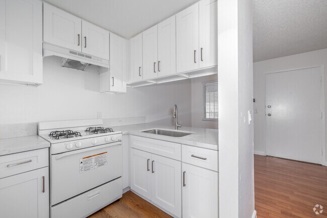 2BR, 1BA - 711SF - Kitchen - 2763 San Marino