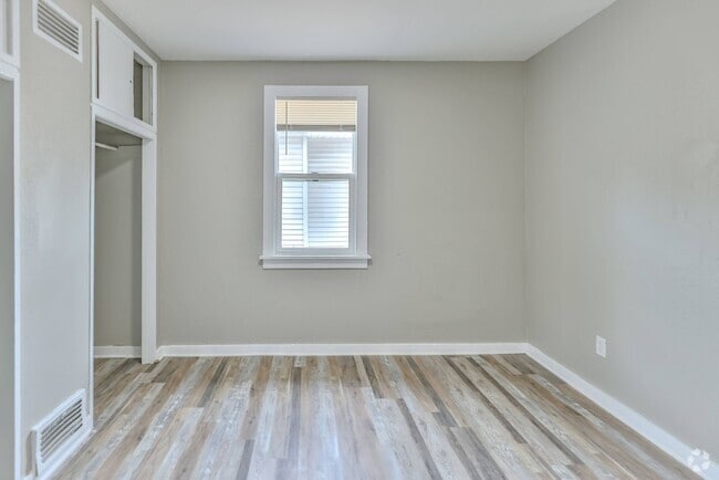 Building Photo - Cozy Home