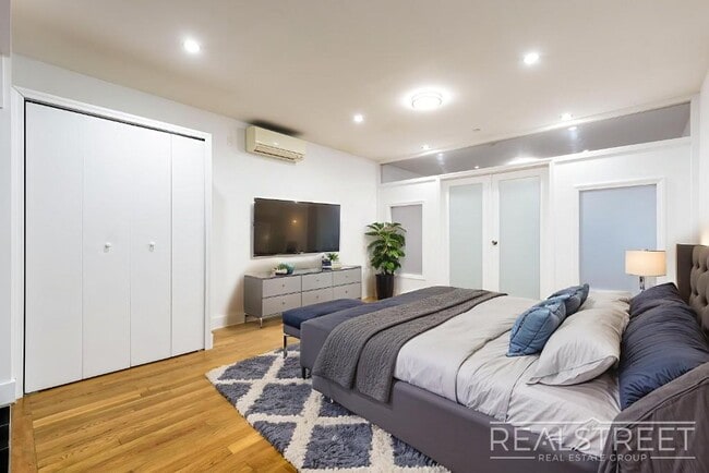 Photo - LUXURY LOFT in Queens! Unit 328