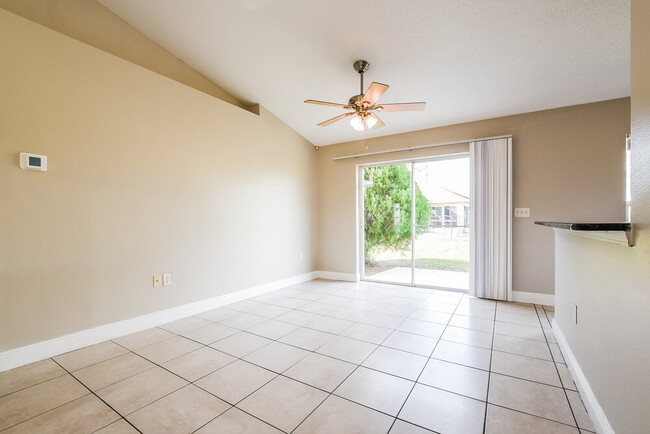 Photo - 870 Jarnac Dr