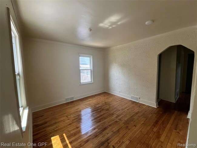 Photo - 8679 Chalmers Ave