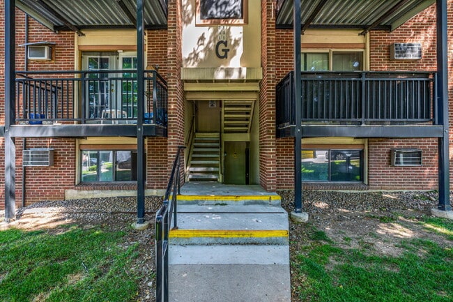 Photo - Freshly updated Two bed one bath for rent 
New attractive price Unidad #22-G