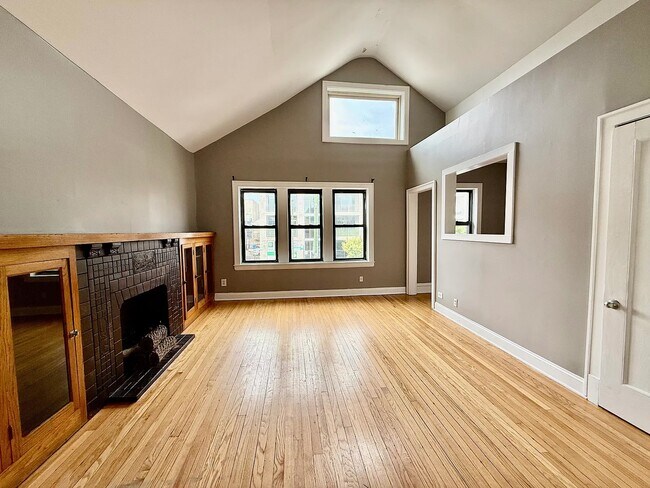 Photo - 831 N Ashland Ave Unidad 2