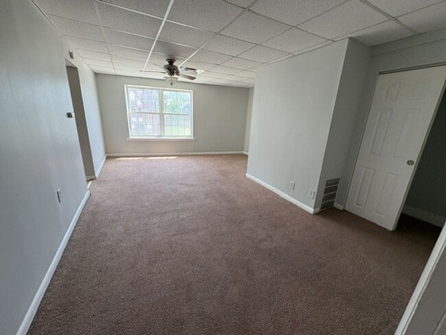 Photo - North of Downtown Akron: Updated 1BR with Tall Ceilings & Natural Light Unidad 201