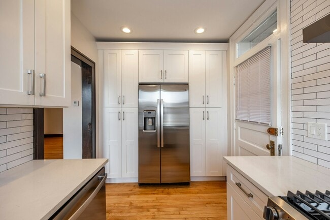 Building Photo - 6411 N Talman Ave Unit 302