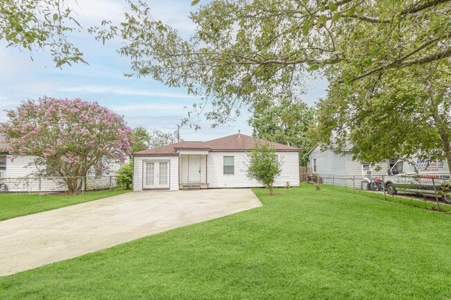 Building Photo - 208 17th Ave N