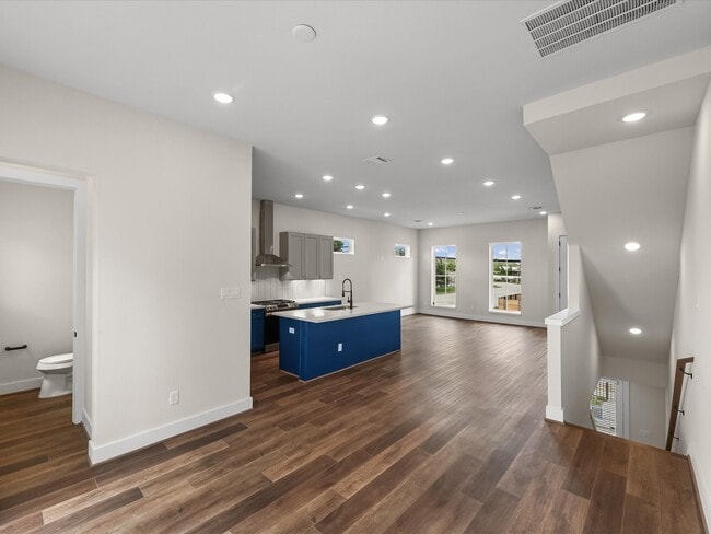 Building Photo - 3903 Pinemont Dr