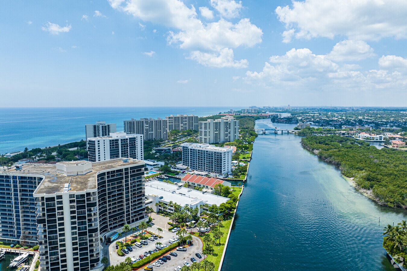 Entrada - Aberdeen Arms Condominium