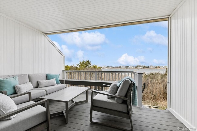 Building Photo - 274 Dune Rd Unit 9