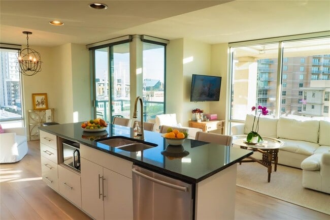 Building Photo - 300 Bowie St Unit 703