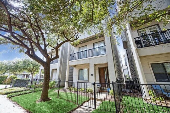 Building Photo - 627 W 8th St Rental
