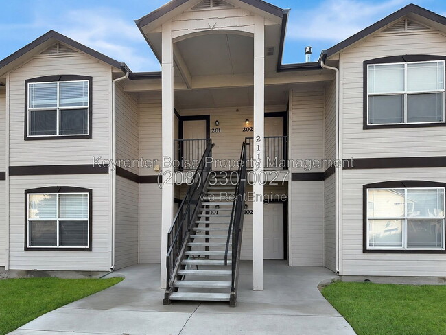 Building Photo - 2111 E White Oak Ct Unit 201