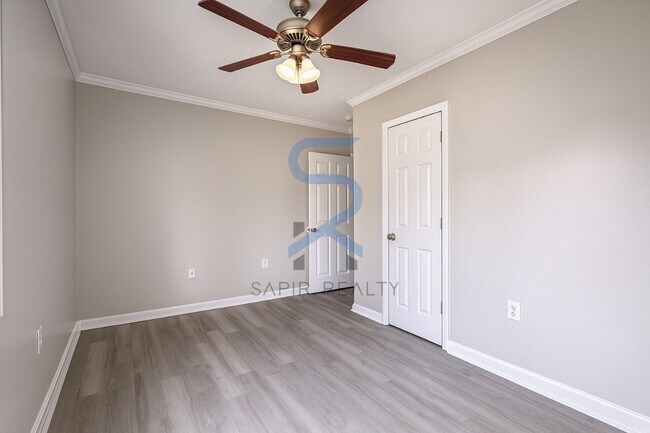 Photo - Move in before November 15th and get $100 ... Unidad 16