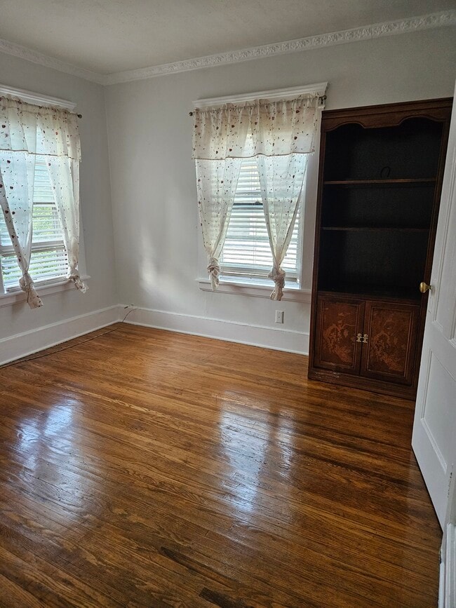 Building Photo - 624 Parsells Ave Unit Large 2nd Floor One Bedroom With Bonus Room