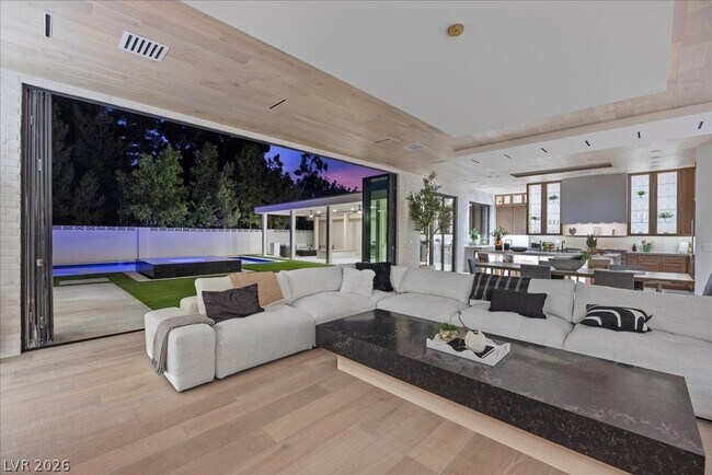Photo - 2401 Driftwood Dr