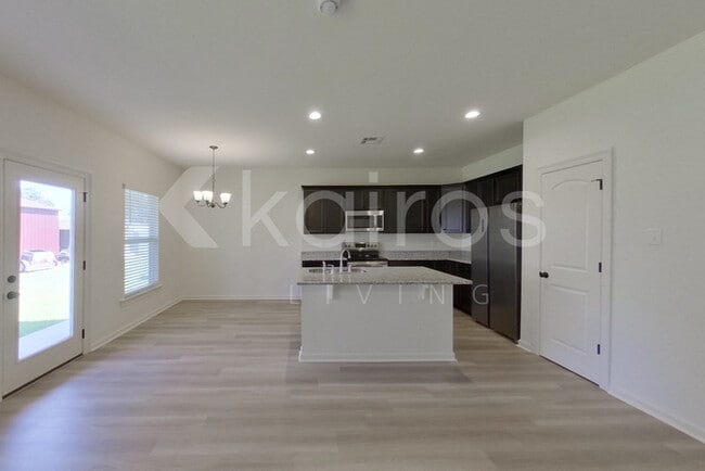 Photo - 129 Salvat Dr