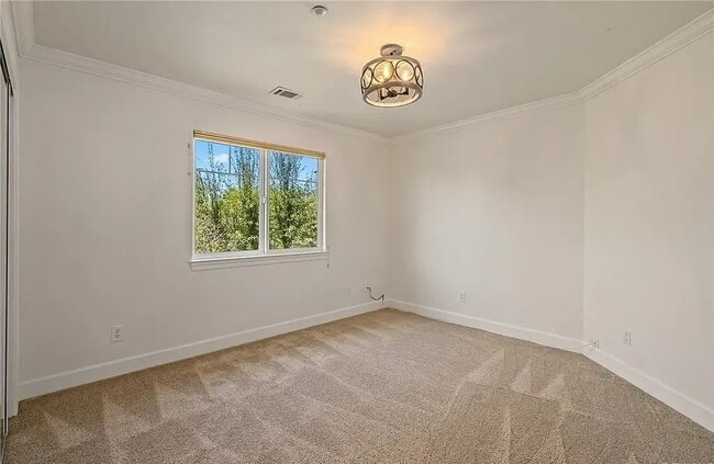 Photo - 720 Islay St