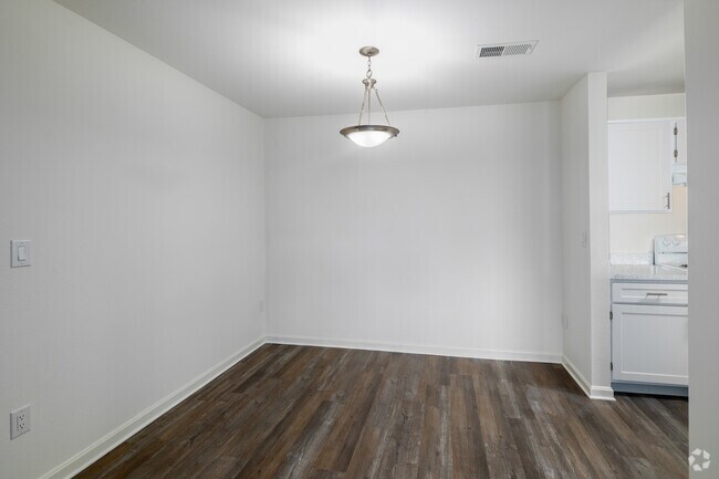 2BR, 1BA - 877SF - Dining Room Market Rate - Coppermine Run