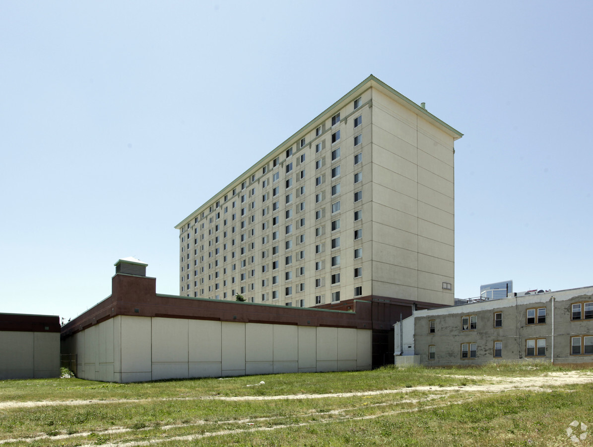 Metropolitan Plaza Apartments - Metropolitan Plaza Apartments