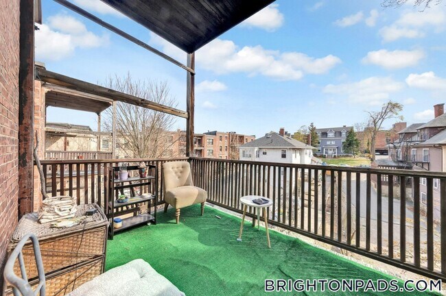 106 Strathmore Rd Unit 3