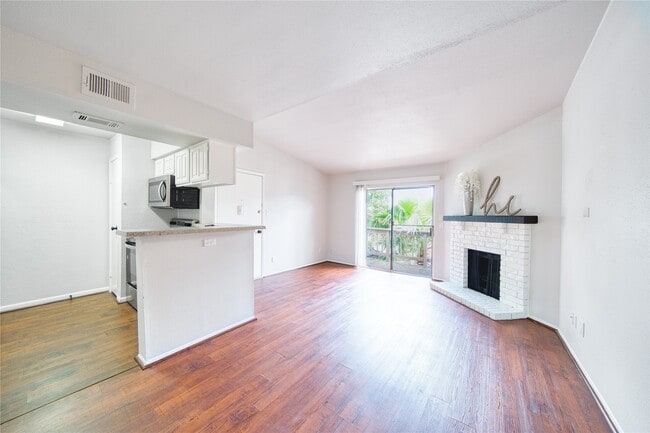 Building Photo - 6001 Reims Rd Unit 204 Rental